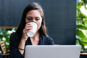 mujer estrés laboral