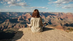 mujer meditando